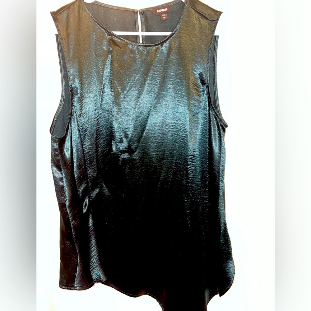 Women’s Express XL Emerald Green Short sleeve Blouse. Asymmetrical. Longer back